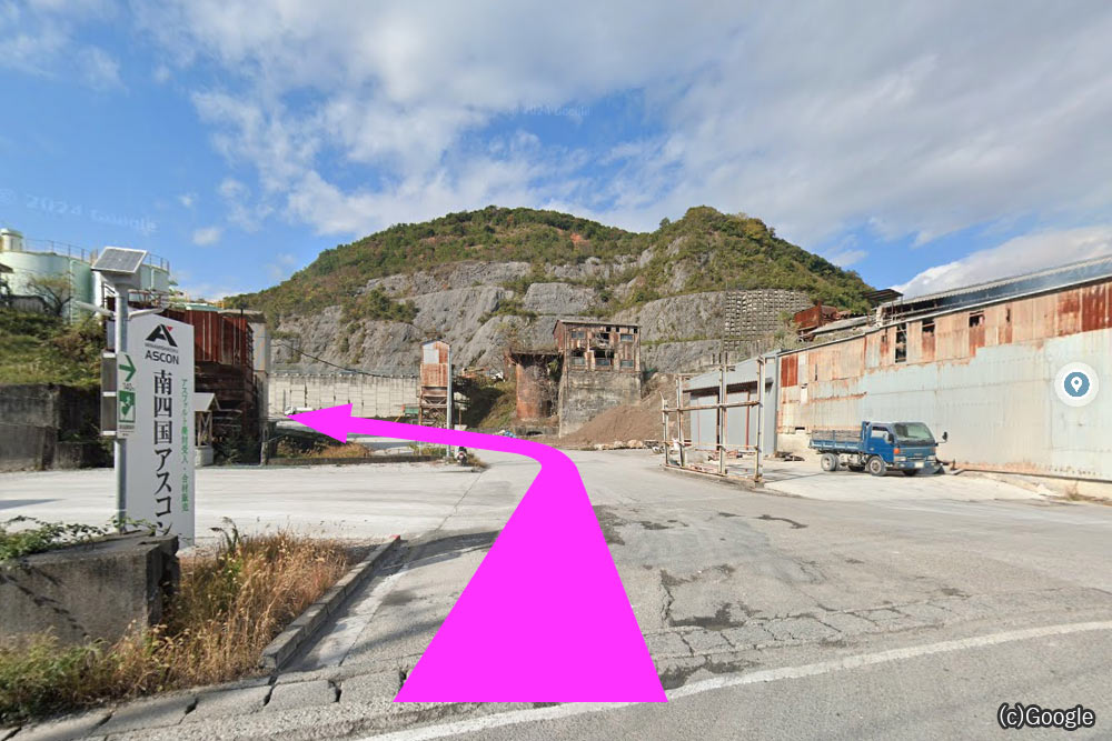 ①なだらかな坂道を左方向に登っていきます。