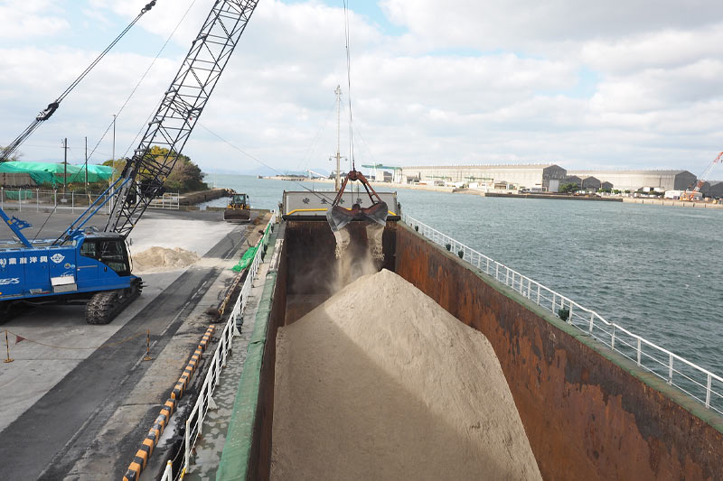 山口県宇部港での積み込み作業